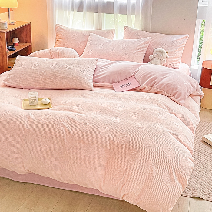 91家纺网 家纺一手货源 找家纺 蜜柚 2024新款全消光200克牛奶绒温柔治愈系奶油风雕花烂花极简牛奶绒四件套繁花-少女粉