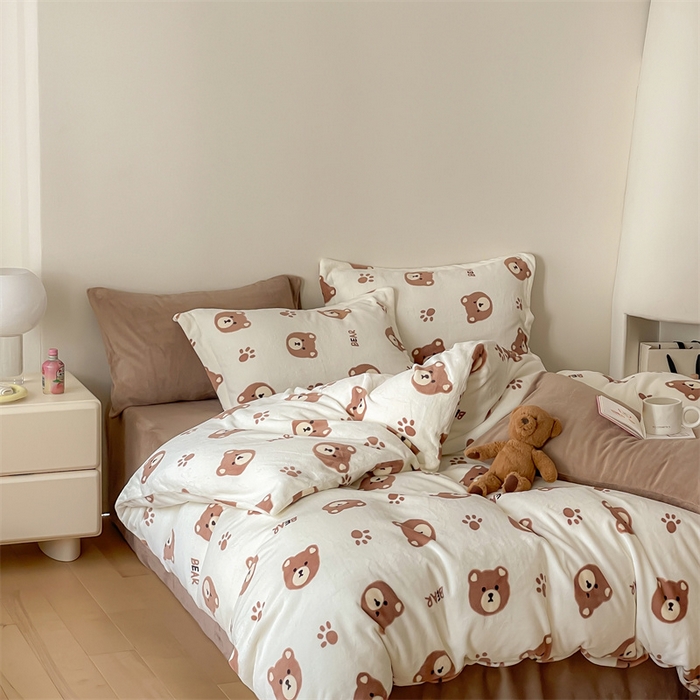 91家纺网 家纺一手货源 找家纺 时光里 2023新款全消光加厚牛奶绒印花单被套 可爱熊