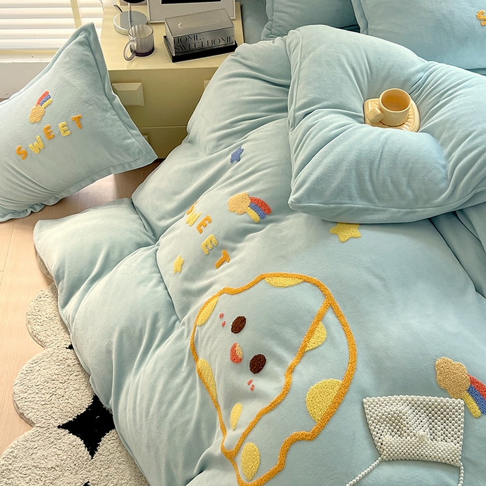 91家纺网 家纺一手货源 找家纺 凡客家居 2023新款毛巾绣牛奶绒四件套 优漫-水蓝