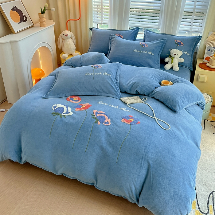 91家纺网 家纺一手货源 找家纺 凡客家居 2023新款毛巾绣牛奶绒四件套 爱丽丝-蓝