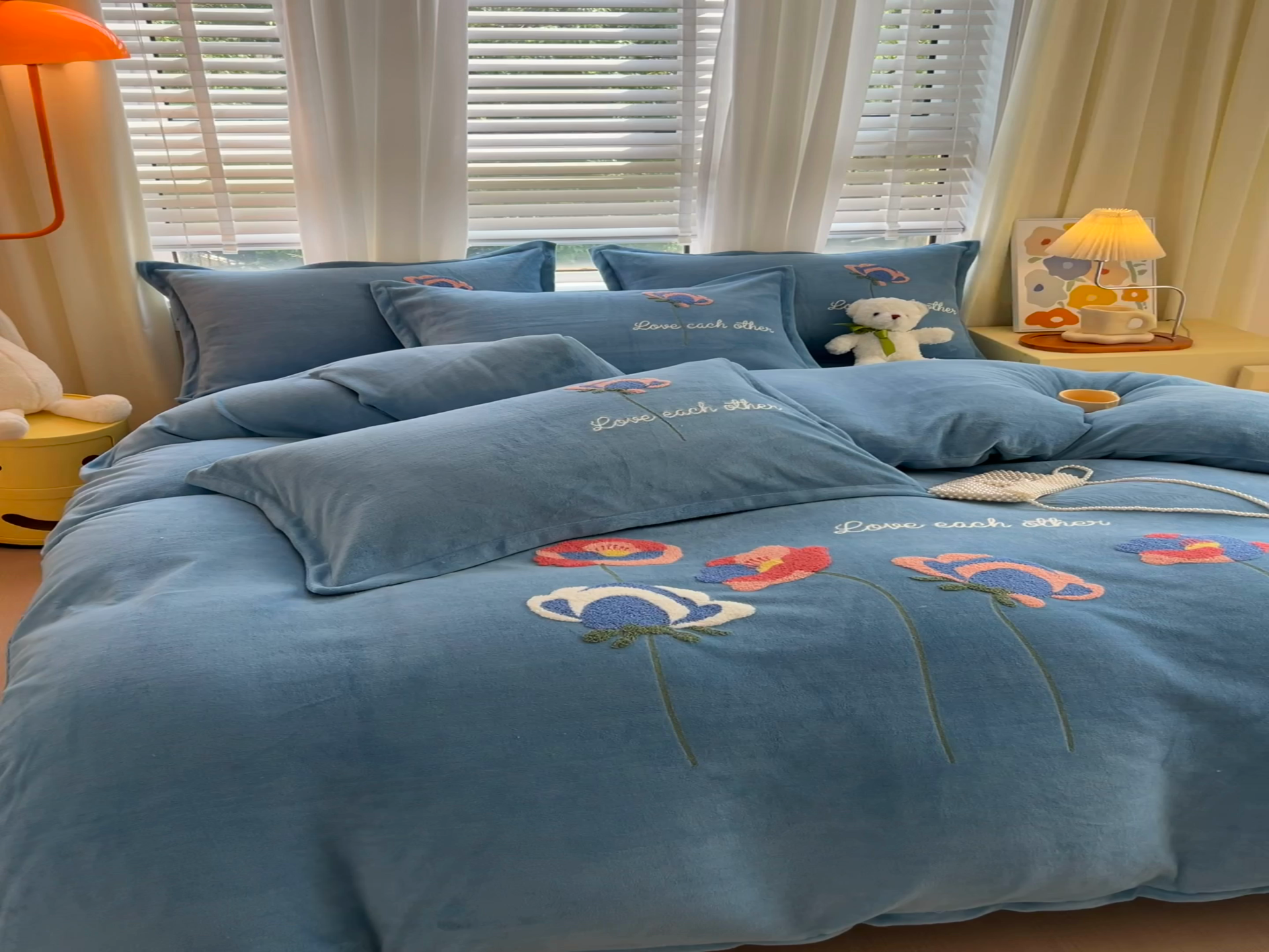 91家纺网 家纺一手货源 找家纺 凡客家居 2023新款毛巾绣牛奶绒四件套 爱丽丝-蓝