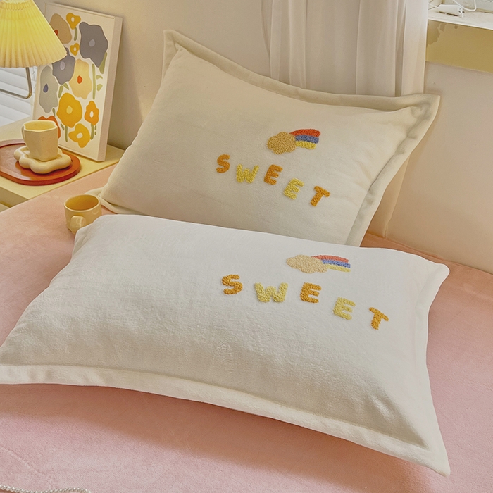 91家纺网 家纺一手货源 找家纺 凡客家居 2023新款毛巾绣牛奶绒四件套 优漫-米白