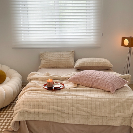 91家纺网 家纺一手货源 找家纺 顾里 2023新款小贵妇仿皮草兔毛绒盖毯 方格米