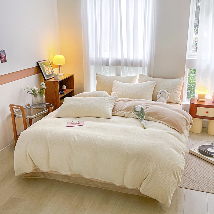 91家纺网 家纺一手货源 找家纺 蜜柚2024新款全消光200克牛奶绒温柔治愈系奶油风雕花烂花极简牛奶绒四件套 繁花-奶驼