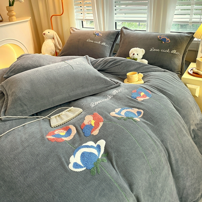 91家纺网 家纺一手货源 找家纺 凡客家居 2023新款毛巾绣牛奶绒四件套 爱丽丝-灰