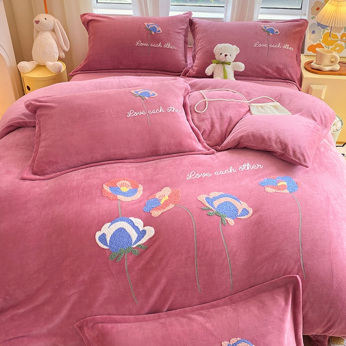 91家纺网 家纺一手货源 找家纺 凡客家居 2023新款毛巾绣牛奶绒四件套 爱丽丝-豆沙