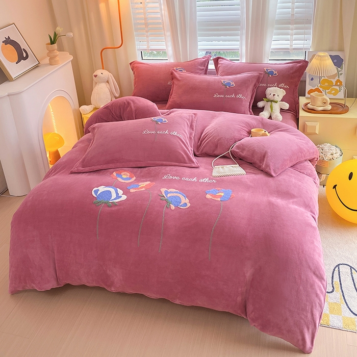 91家纺网 家纺一手货源 找家纺 凡客家居 2023新款毛巾绣牛奶绒四件套 爱丽丝-豆沙