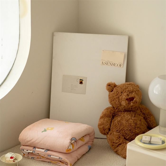 91家纺网 家纺一手货源 找家纺 时光里 2023新款全消光加厚牛奶绒印花单被套 顽皮鸭-粉