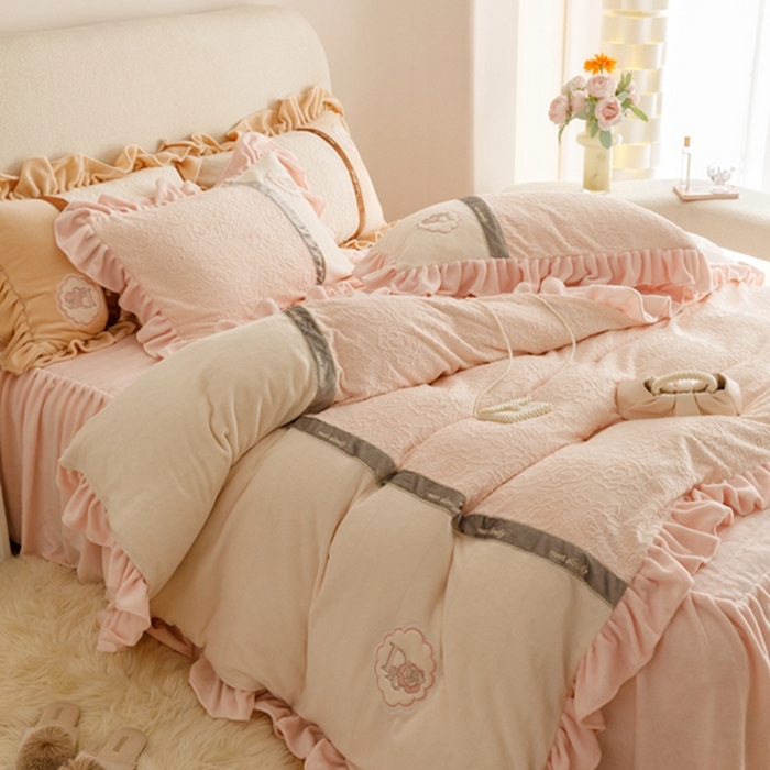 91家纺网 家纺一手货源 找家纺 胜权家纺   2023秋冬新款加厚牛奶绒5D雕花刺绣夹棉单床裙单件保暖床裙三件套四件套 樱花粉