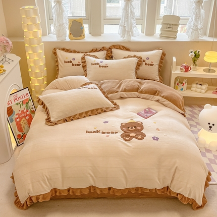 91家纺网 家纺一手货源 找家纺 沐辰 2023新款韩版绣花加厚牛奶绒四套件 生日熊