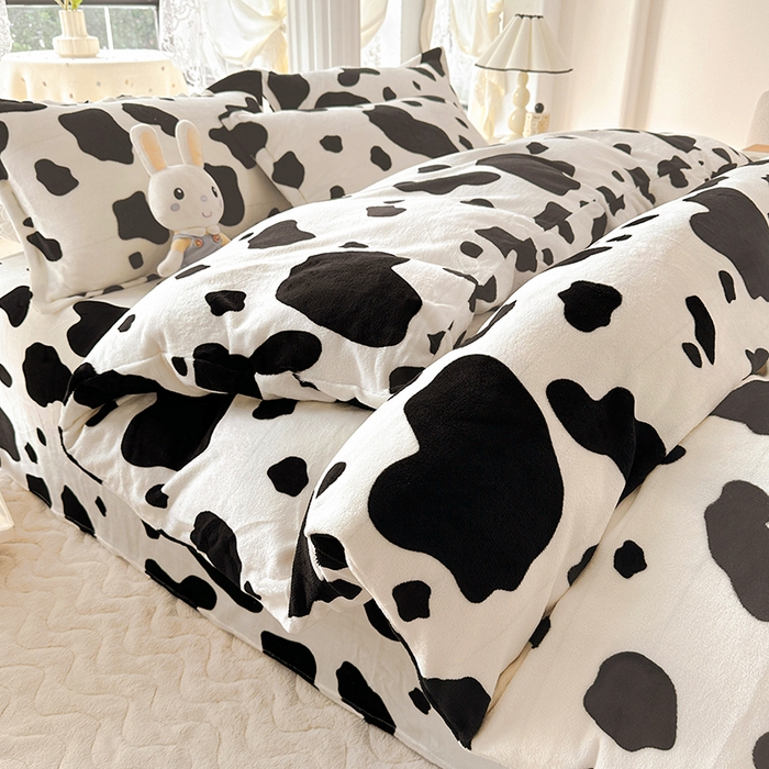 91家纺网 家纺一手货源 找家纺 2023 卡斯诺 新款牛奶绒四件套（风格一） 黑白奶牛