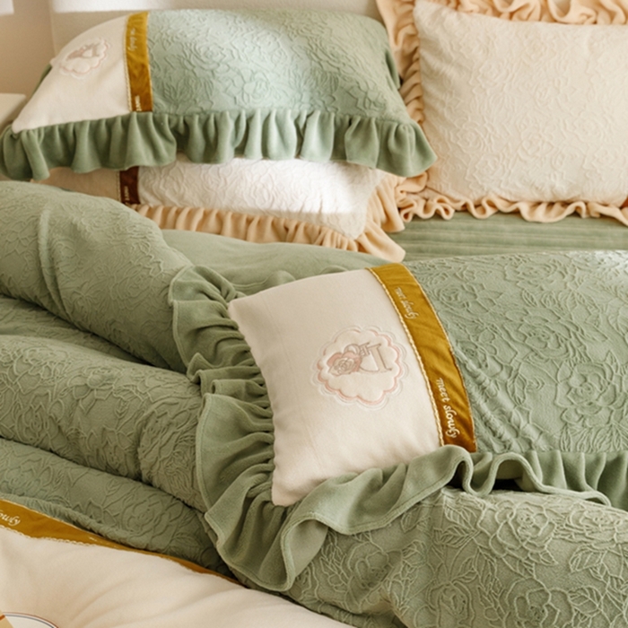 91家纺网 家纺一手货源 找家纺 胜权家纺   2023秋冬新款加厚牛奶绒5D雕花刺绣夹棉单床裙单件保暖床裙三件套四件套 海藻绿