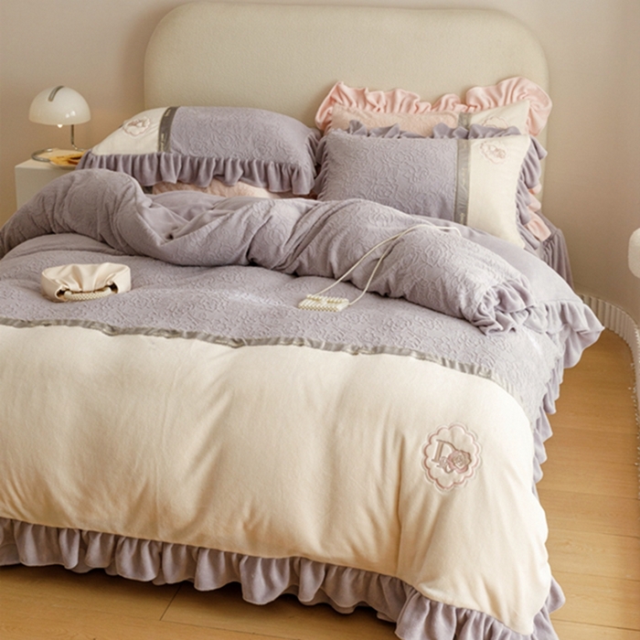 91家纺网 家纺一手货源 找家纺 胜权家纺   2023秋冬新款加厚牛奶绒5D雕花刺绣夹棉单床裙单件保暖床裙三件套四件套 香草紫