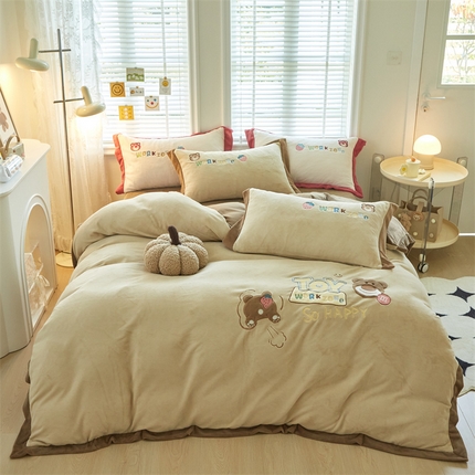 91家纺网 家纺一手货源 找家纺 凡客 2023新款全消光卡通贴布绣牛奶绒四件套 带包装 酷酷熊-灰