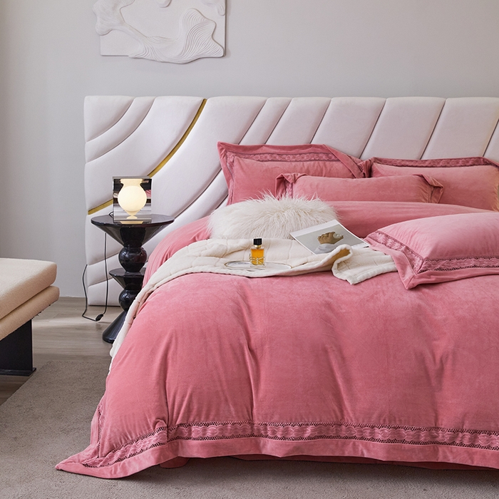 91家纺网 家纺一手货源 找家纺 榻尚 2023婴肤绒镂空设计拼边工艺款四件套-佳梦系列 佳梦-粉