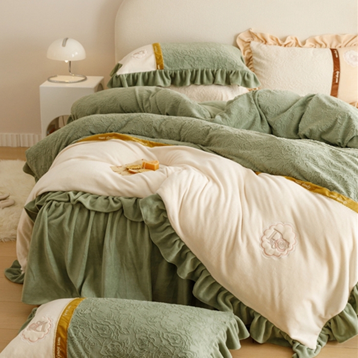 91家纺网 家纺一手货源 找家纺 胜权家纺   2023秋冬新款加厚牛奶绒5D雕花刺绣夹棉单床裙单件保暖床裙三件套四件套 海藻绿