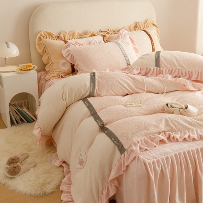 91家纺网 家纺一手货源 找家纺 胜权家纺   2023秋冬新款加厚牛奶绒5D雕花刺绣夹棉单床裙单件保暖床裙三件套四件套 樱花粉