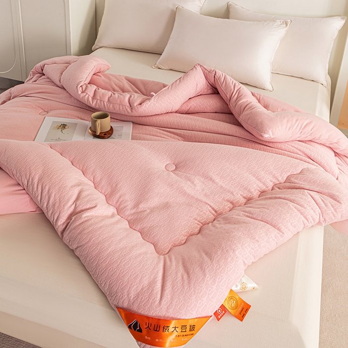 91家纺网 家纺一手货源 找家纺 佳居缘 2023新款火山绒大豆被 桃花粉