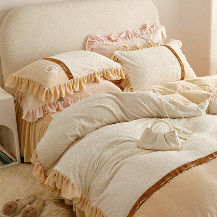 91家纺网 家纺一手货源 找家纺 胜权家纺   2023秋冬新款加厚牛奶绒5D雕花刺绣夹棉单床裙单件保暖床裙三件套四件套 奶咖