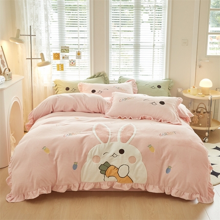 91家纺网 家纺一手货源 找家纺 凡客 2023新款全消光卡通贴布绣牛奶绒四件套 带包装 乖乖兔-粉