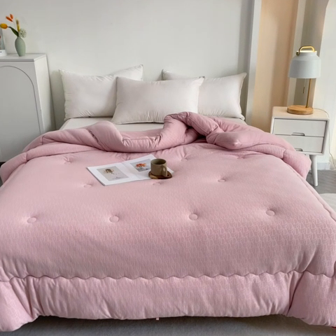 91家纺网 家纺一手货源 找家纺 佳居缘 2023新款火山绒大豆被 桃花粉