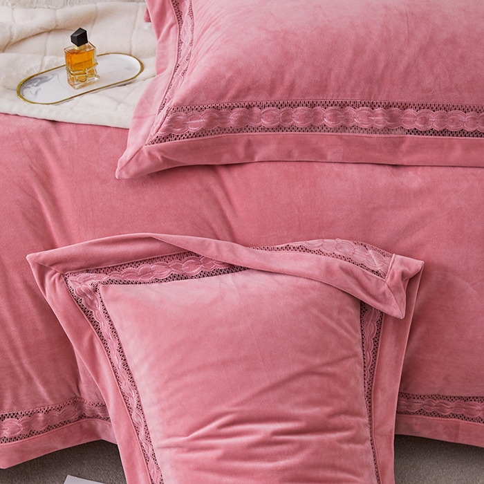 91家纺网 家纺一手货源 找家纺 榻尚 2023婴肤绒镂空设计拼边工艺款四件套-佳梦系列 佳梦-粉