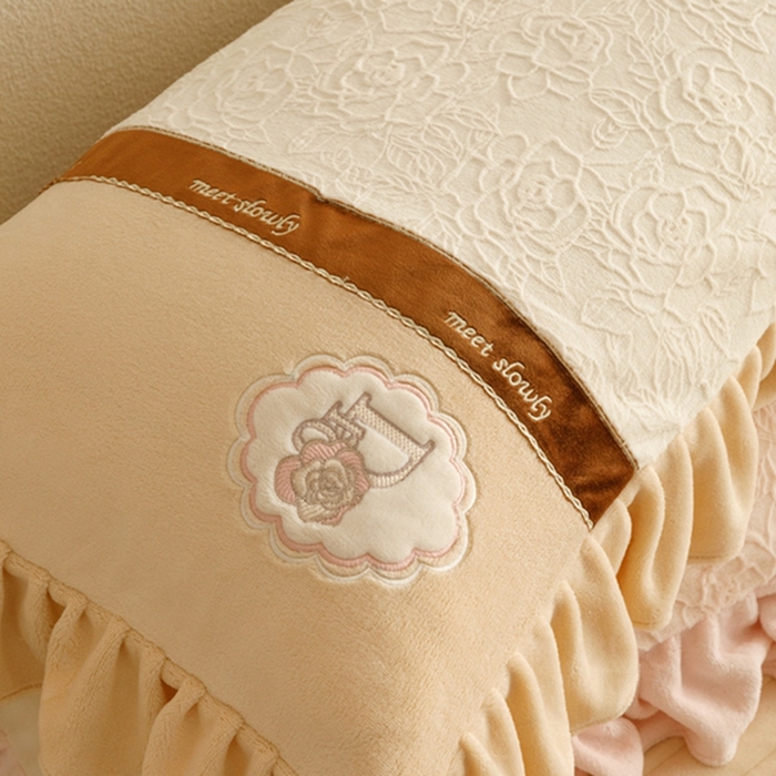 91家纺网 家纺一手货源 找家纺 胜权家纺   2023秋冬新款加厚牛奶绒5D雕花刺绣夹棉单床裙单件保暖床裙三件套四件套 奶咖