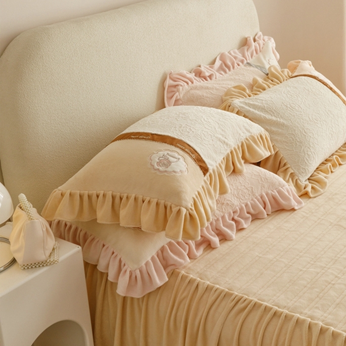 91家纺网 家纺一手货源 找家纺 胜权家纺   2023秋冬新款加厚牛奶绒5D雕花刺绣夹棉单床裙单件保暖床裙三件套四件套 奶咖