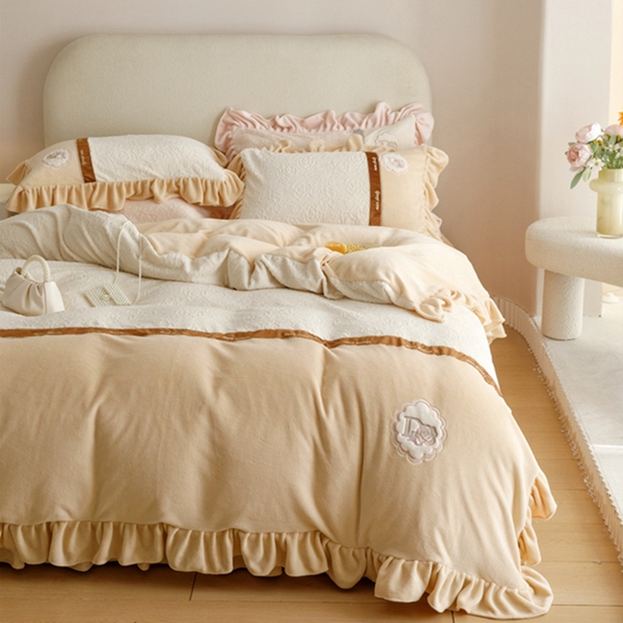 91家纺网 家纺一手货源 找家纺 胜权家纺   2023秋冬新款加厚牛奶绒5D雕花刺绣夹棉单床裙单件保暖床裙三件套四件套 奶咖