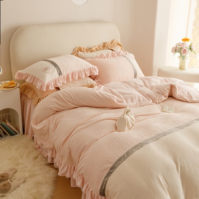 91家纺网 家纺一手货源 找家纺 胜权家纺   2023秋冬新款加厚牛奶绒5D雕花刺绣夹棉单床裙单件保暖床裙三件套四件套 樱花粉