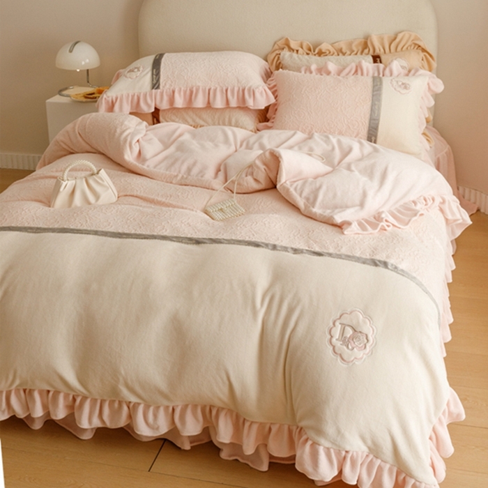 91家纺网 家纺一手货源 找家纺 胜权家纺   2023秋冬新款加厚牛奶绒5D雕花刺绣夹棉单床裙单件保暖床裙三件套四件套 樱花粉