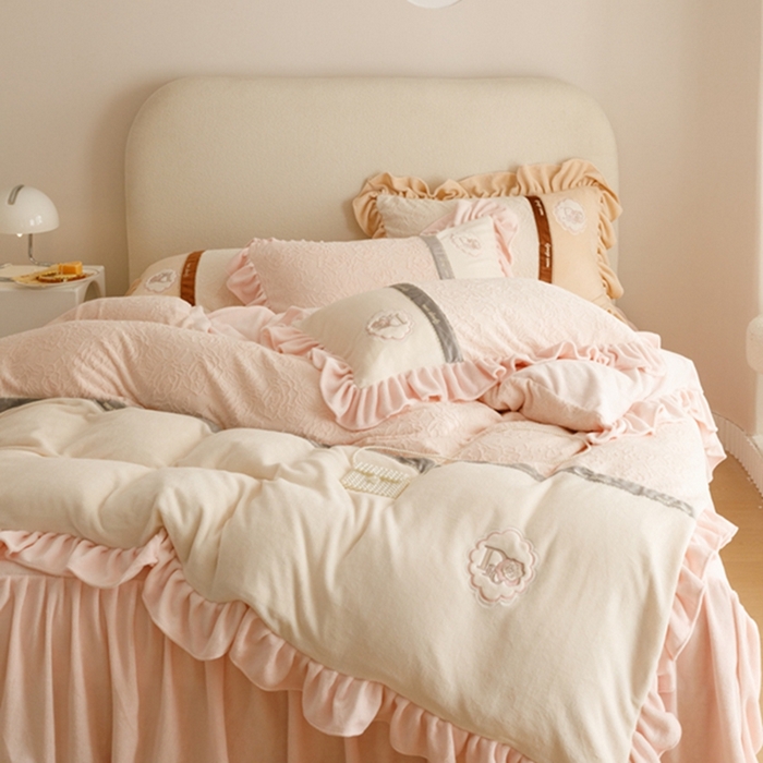 91家纺网 家纺一手货源 找家纺 胜权家纺   2023秋冬新款加厚牛奶绒5D雕花刺绣夹棉单床裙单件保暖床裙三件套四件套 樱花粉