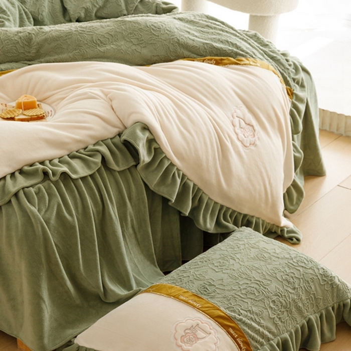91家纺网 家纺一手货源 找家纺 胜权家纺   2023秋冬新款加厚牛奶绒5D雕花刺绣夹棉单床裙单件保暖床裙三件套四件套 海藻绿
