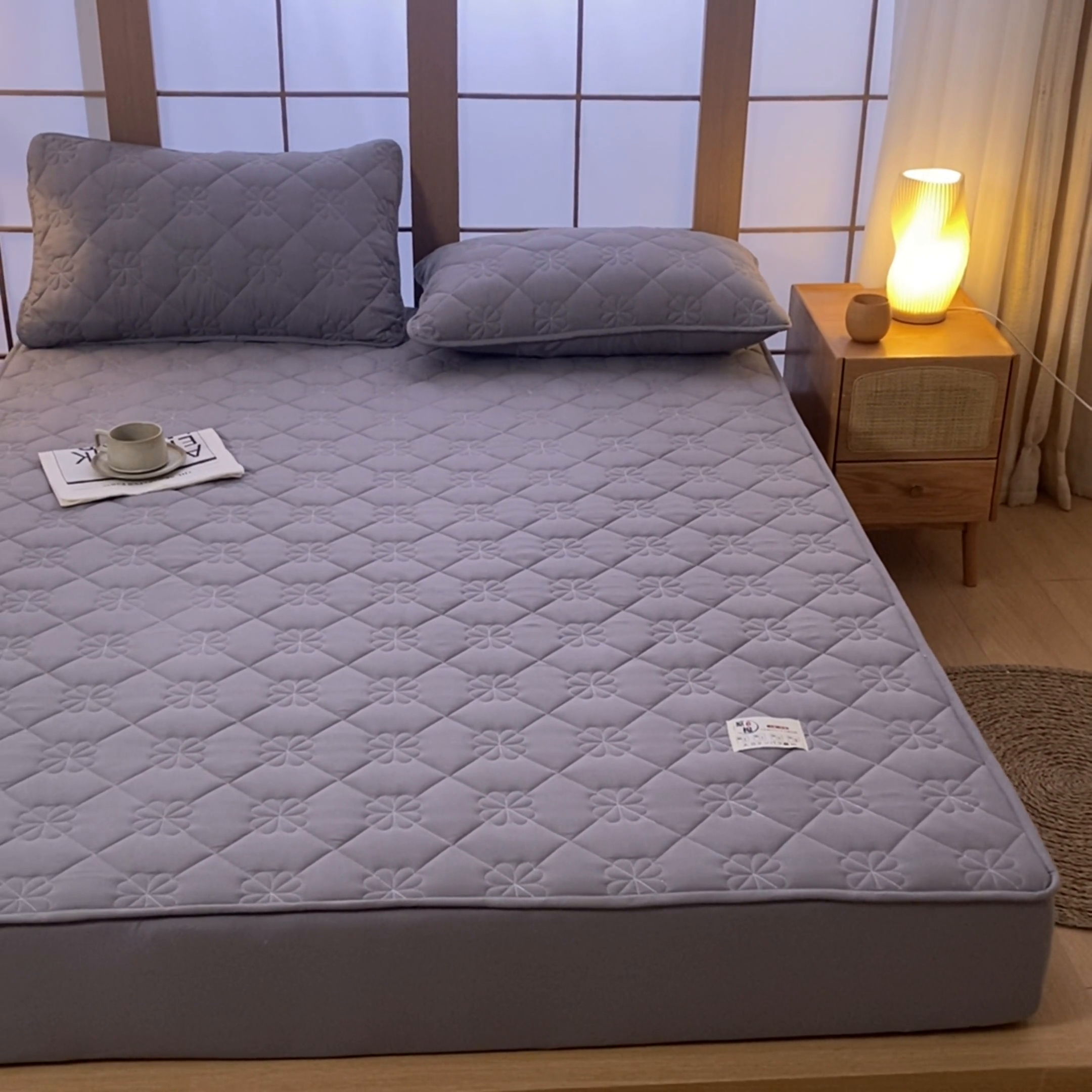 91家纺网 家纺一手货源 找家纺 米粒家纺 2023新款A类大豆纤维夹棉床笠系列 幸运花-浅灰