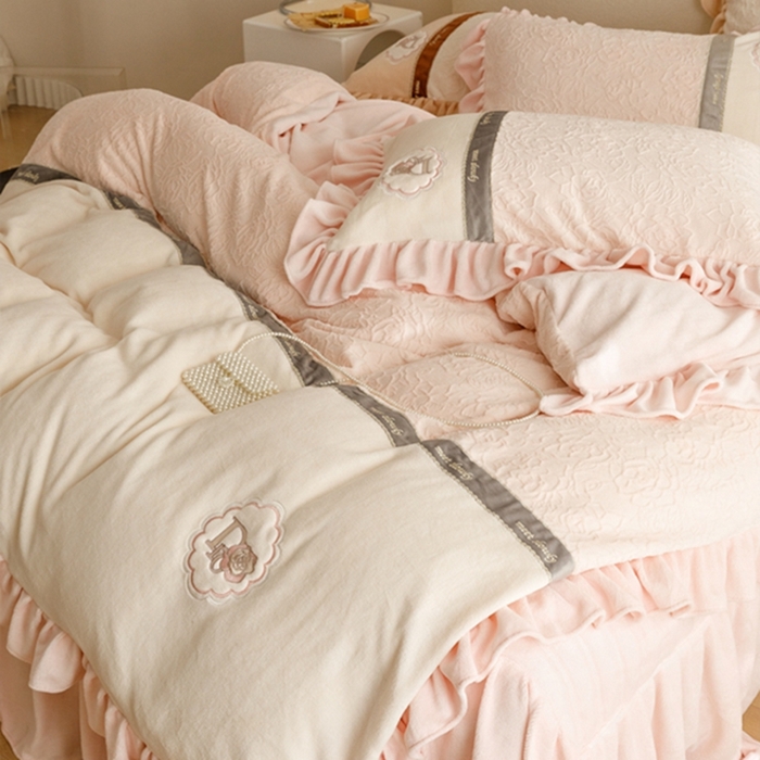91家纺网 家纺一手货源 找家纺 胜权家纺   2023秋冬新款加厚牛奶绒5D雕花刺绣夹棉单床裙单件保暖床裙三件套四件套 樱花粉