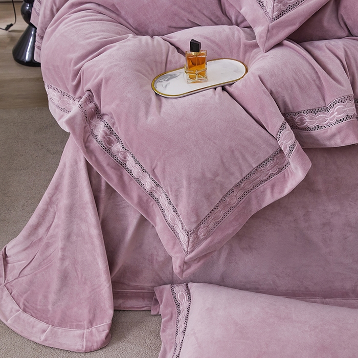 91家纺网 家纺一手货源 找家纺 榻尚 2023婴肤绒镂空设计拼边工艺款四件套-佳梦系列 佳梦-藕色