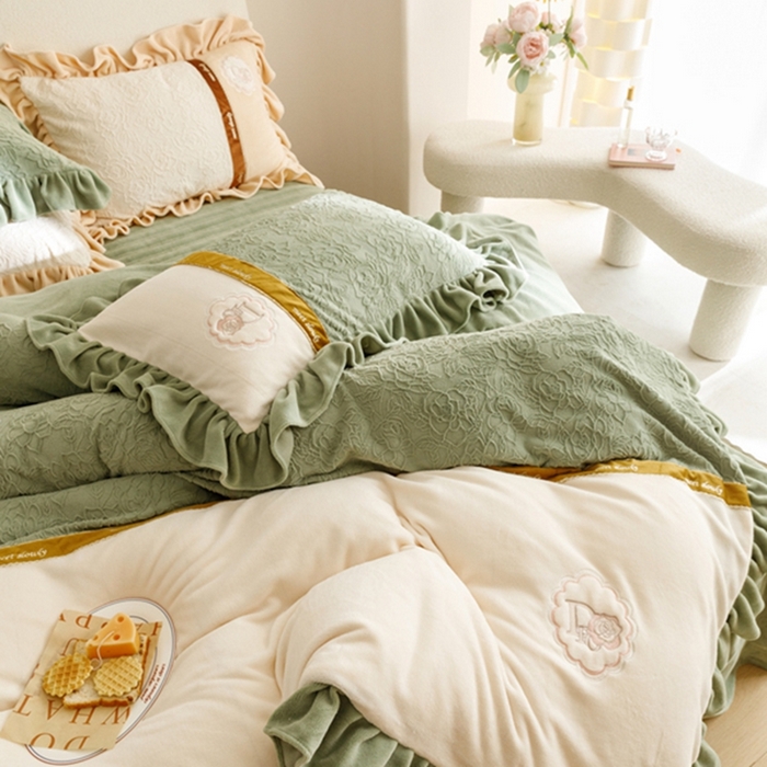 91家纺网 家纺一手货源 找家纺 胜权家纺   2023秋冬新款加厚牛奶绒5D雕花刺绣夹棉单床裙单件保暖床裙三件套四件套 海藻绿