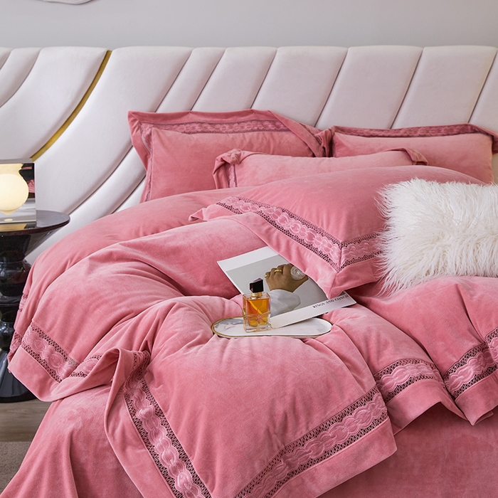 91家纺网 家纺一手货源 找家纺 榻尚 2023婴肤绒镂空设计拼边工艺款四件套-佳梦系列 佳梦-粉