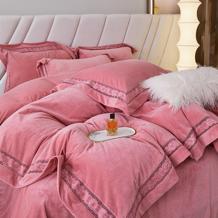 91家纺网 家纺一手货源 找家纺 榻尚 2023婴肤绒镂空设计拼边工艺款四件套-佳梦系列 佳梦-粉