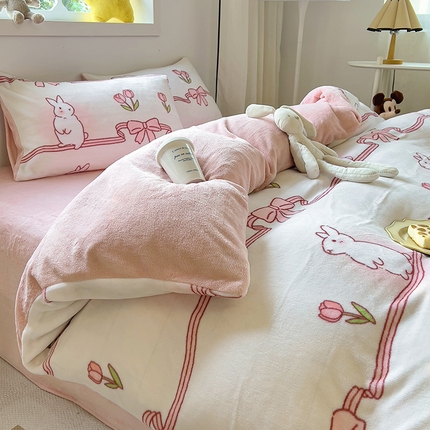 91家纺网 家纺一手货源 找家纺 山茶家纺2023新款高克重印花牛奶绒四件套 粉色小兔