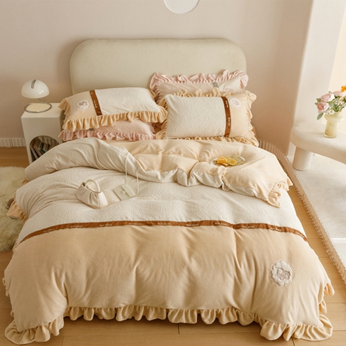 91家纺网 家纺一手货源 找家纺 胜权家纺   2023秋冬新款加厚牛奶绒5D雕花刺绣夹棉单床裙单件保暖床裙三件套四件套 奶咖