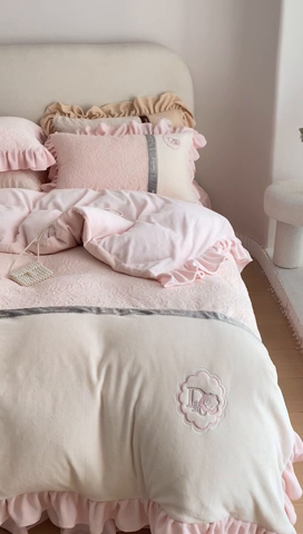 91家纺网 家纺一手货源 找家纺 胜权家纺   2023秋冬新款加厚牛奶绒5D雕花刺绣夹棉单床裙单件保暖床裙三件套四件套 樱花粉