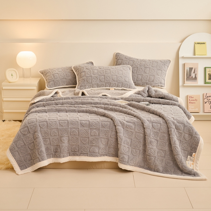 91家纺网 家纺一手货源 找家纺 21度C 2023新款爱心舒棉绒复合毯盖毯毛毯 爱心包边款-烟灰