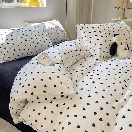 山茶家纺2023新款高克重印花牛奶绒四件套 黑色爱心