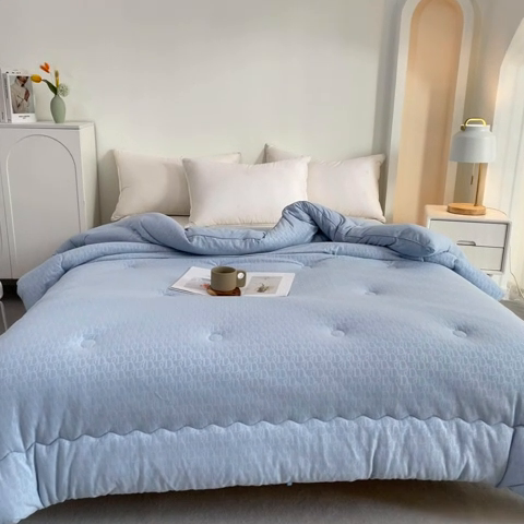 91家纺网 家纺一手货源 找家纺 佳居缘 2023新款火山绒大豆被 天空蓝