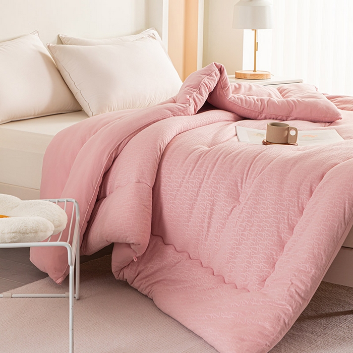 91家纺网 家纺一手货源 找家纺 佳居缘 2023新款火山绒大豆被 桃花粉