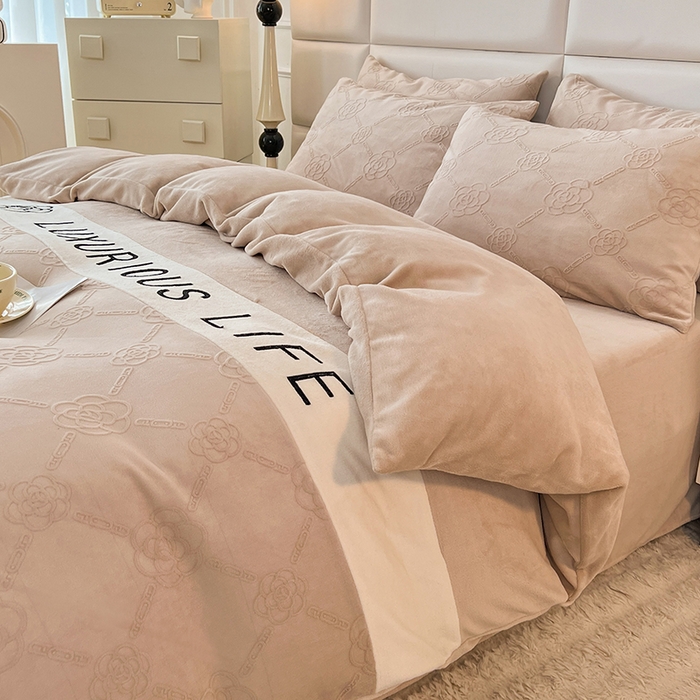 91家纺网 家纺一手货源 找家纺 绒兔兔 2023新款雕花烂花牛奶绒刺绣四件套 克洛伊系列 克洛伊-卡其