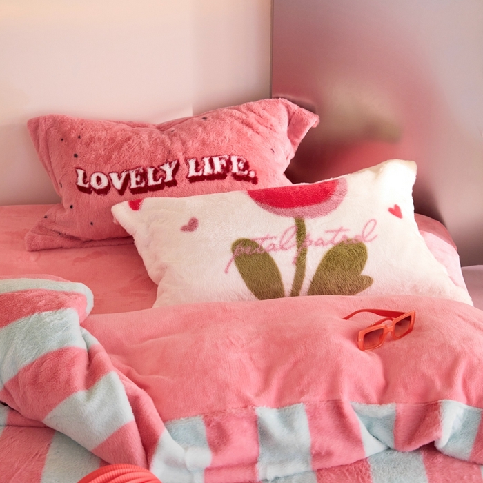 91家纺网 家纺一手货源 找家纺 金奇达 2023新款牛奶绒兔毛绒多巴胺摸摸兔四件套 青柠格