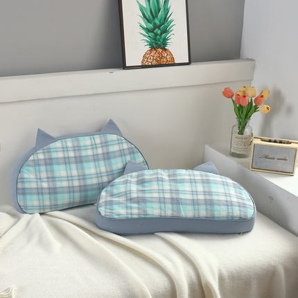91家纺网 家纺一手货源 找家纺 明星枕业 2023新款水洗棉格子花草枕猫耳朵荞麦壳枕头 维希格蓝