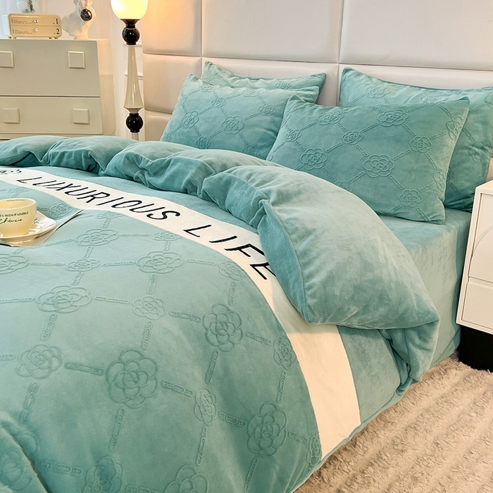 91家纺网 家纺一手货源 找家纺 绒兔兔 2023新款雕花烂花牛奶绒刺绣四件套 克洛伊系列 克洛伊-碧绿